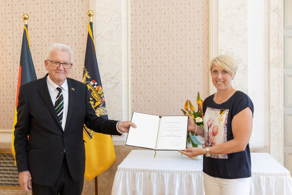 Auszeichnung Verdienstorden des Landes an 26 verdiente Persönlichkeiten Ministerpräsident Winfried Kretschmann (l.) und Christina Obergföll (r.)