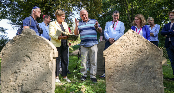 Ministerin Nicole Razavi besichtigt den Jüdischen Friedhof in Kusterdingen-Wankheim. 