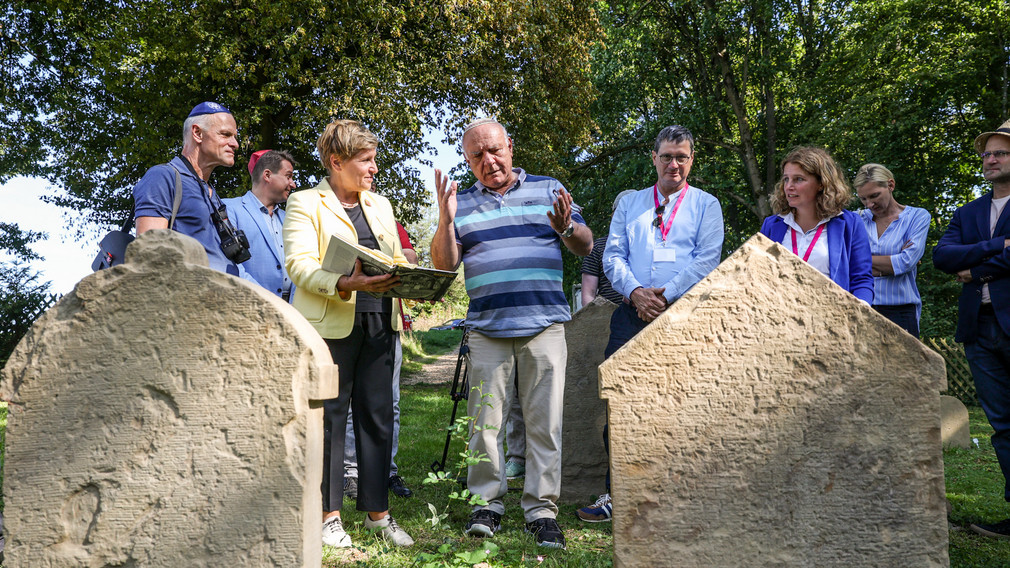 Ministerin Nicole Razavi besichtigt den Jüdischen Friedhof in Kusterdingen-Wankheim. 