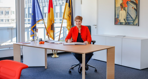 Ministerin Nicole Razavi MdL am Schreibtisch