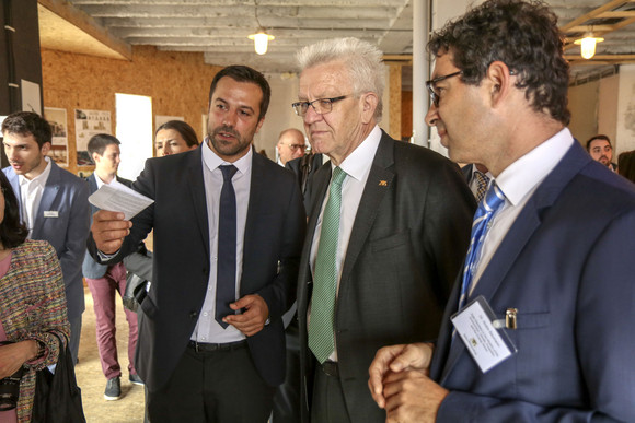 Delegationsreise Kretschmann besucht Südosteuropa Ministerpräsident Winfried Kretschmann (M.) und Staatssekretär Andre Baumann (r.) am 17. April 2018 in Belgrad beim Besuch des Projekts Ecohub des Stuttgarter Unternehmens Stattwerk, den Umbau eines ehemaligen Bankgebäudes zu einem grünen, energieeffizienten Gebäude