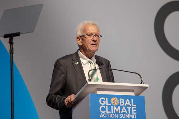 Delegationreise Kretschmann reist nach Kalifornien und Ontario Ministerpräsident Winfried Kretschmann bei seiner Rede auf der internationalen Klimakonferenz Global Climate Action Summit (GCAS) in San Francisco (Foto: Staatsministerium Baden-Württemberg)