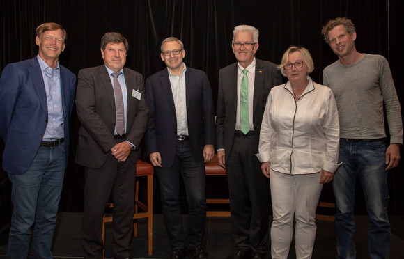 Delegationreise Kretschmann reist nach Kalifornien und Ontario v.l.n.r.: Doug Garland, Prof. Dr. Thomas Hirth, Dr. Guido Appenzeller, Ministerpräsident Winfried Kretschmann, Ministerin Theresia Bauer und Cyriac Roeding bei der Veranstaltung „Enterprising for a better globe: Silicon Valley Insights – Trends und Entwicklungen im Silicon Valley von KI bis Gesundheit“ (Bild: Staatsministerium Baden-Württemberg)