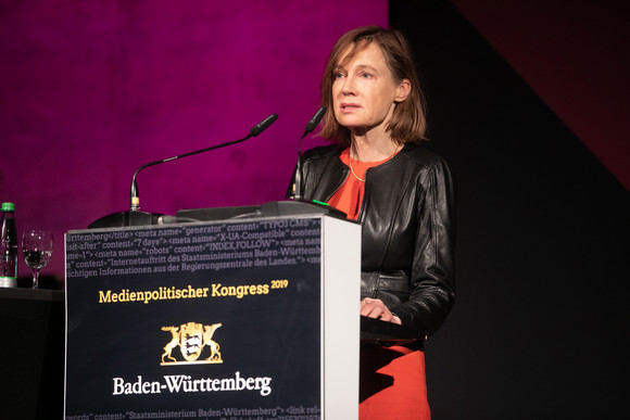 Kongress Source – Medienpolitischer Kongress der Landesregierung Prof. Dr. Juliane Kokott bei ihrer Rede auf dem Source – Medienpolitischer Kongress der Landesregierung. (Bild: Staatsministerium Baden-Württemberg)