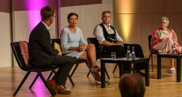 Podium beim Festakt 50 Jahre Denkmalschutzgesetz in der Liederhalle