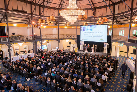Konferenz Zwischenbilanz des Forums Gesundheitsstandort Teilnehmerinnen und Teilnehmer des Forums Gesundheitsstandort (Bild: Staatsministerium Baden-Württemberg)