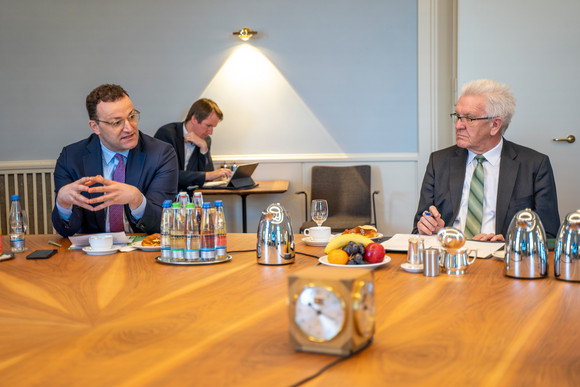 Kabinett Kabinettssitzung mit Bundesgesundheitsminister Jens Spahn Ministerpräsident Winfried Kretschmann (r.) und Bundesgesundheitsminister Jens Spahn (l.) (Bild: Staatsministerium Baden-Württemberg)