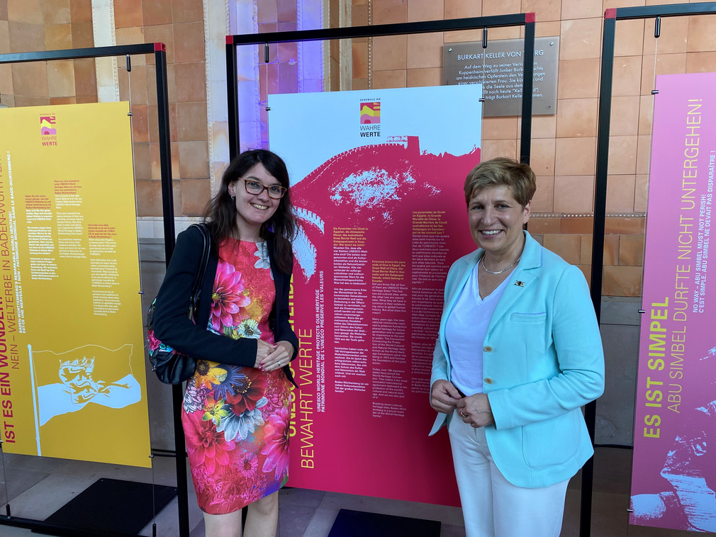 Ministerin Nicole Razavi (r.) besichtigt die Infotafeln beim Welterbefest in Baden-Baden