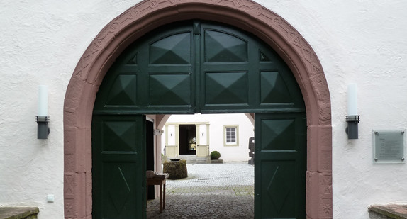 Eingangstor des Schlosses in Grafenau-Dätzingen