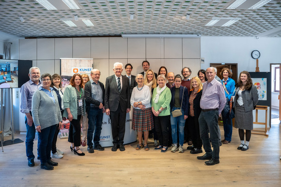 Landesregierung Auswärtige Kabinettssitzung in Bad Schussenried Ministerpräsident Winfried Kretschmann (Mitte) beim Besuch des KUNSTschalters Schemmerhofen