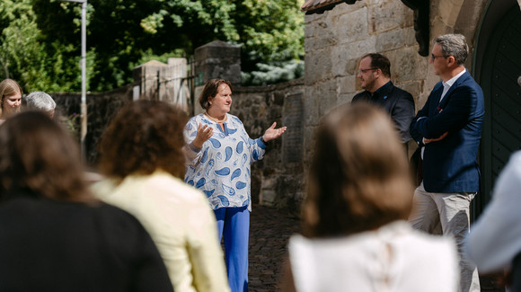 Ministerin Theresa Schopper besucht das mittelalterlichen Töpferzentrum von Remshalden-Buoch.
