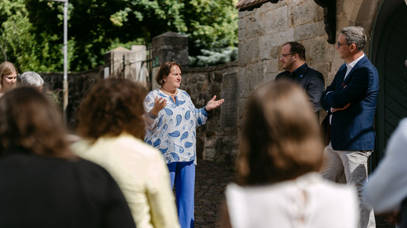 Ministerin Theresa Schopper besucht das mittelalterlichen Töpferzentrum von Remshalden-Buoch.