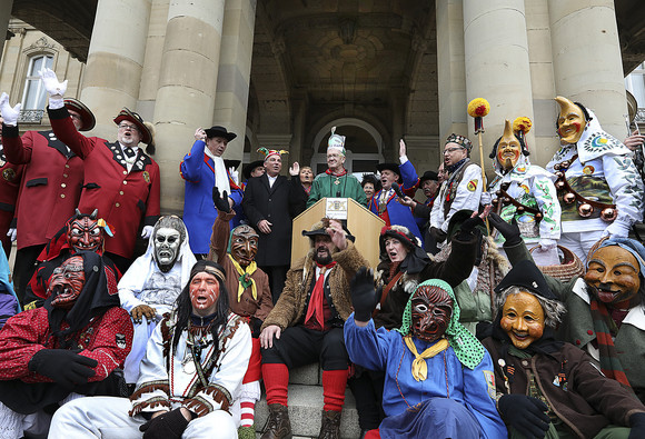 Fastnacht Närrischer Staatsempfang der Landesregierung Ministerpräsident Winfried Kretschmann (M.) mit Narren vor dem Neuen Schloss