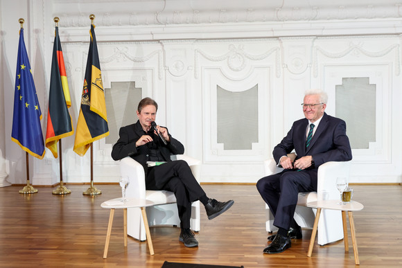 Festakt 75. Geburtstag von Ministerpräsident Winfried Kretschmann Podiumsgespräch mit Ministerpräsident Kretschmann (rechts) und taz-Chefreporter Peter Unfried (links)