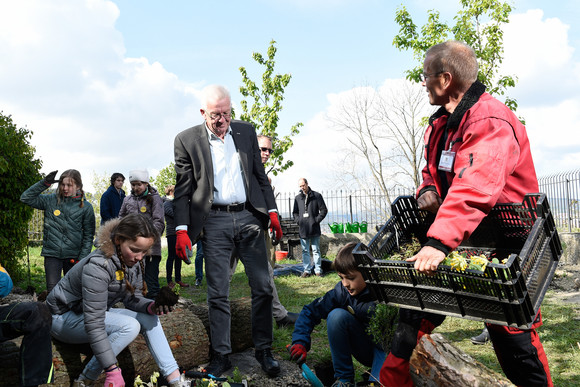 Artenschutz „Europa Minigärtner“ im Garten des Clay-Hauses Ministerpräsident Winfried Kretschmann (M.) mit „Europa Minigärtnern“ im Garten des Clay-Hauses