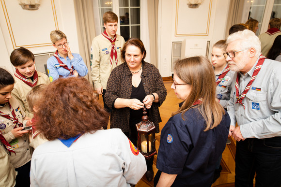 Aktion Pfadfinder übergeben Friedenslicht Staatsministerin Theresa Schopper mit einer Delegation von Pfadfinderinnen und Pfadfindern anlässlich der Übergabe des diesjährigen Friedenslichts. (Bild: Staatsministerim Baden-Württemberg)