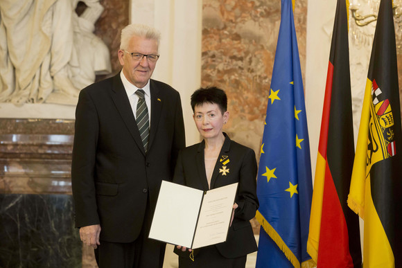 Auszeichnung Verdienstorden des Landes an 22 verdiente Persönlichkeiten Ministerpräsident Winfried Kretschmann (l.) und Henriette Mojem (r.)