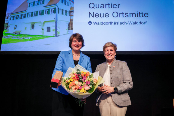 Denkmalpflege Verleihung Innovationspreis „Denkmal – Energie – Zukunft“ Ministerin Nicole Razavi MdL (rechts) überreicht den Innovationspreis für die Neue Ortsmitte in Walddorfhäslach-Walddorf an die Bürgermeisterin Silke Höflinger (links).
