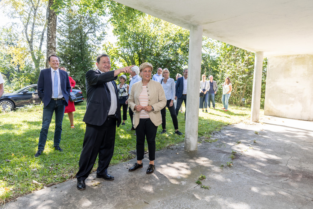 Eigentümer Florian Hinteregger (links) begrüßt Ministerin Nicole Razavi MdL in der Villa Sauerländer in Wolfegg-Alttann