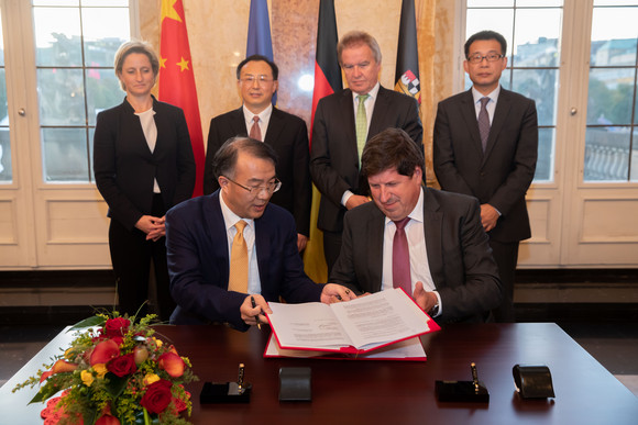Partnerschaft Land stärkt Zusammenarbeit mit chinesischer Provinz Jiangsu Unterzeichnung des Partnerschaftsabkommens zwischen dem Karlsruhe Institute of Technology (KIT) und dem Jiangsu Industrial Technology Research Institute (JITRI). (Foto: Staatsministerium Baden-Württemberg)