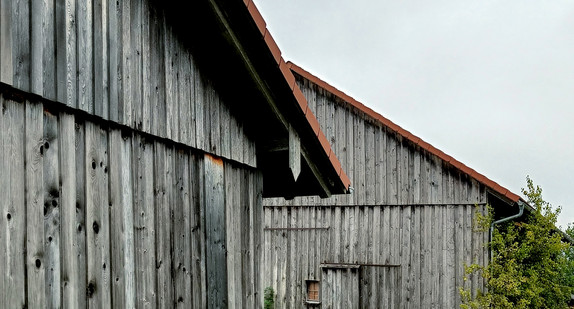Zwei Holzgebäude