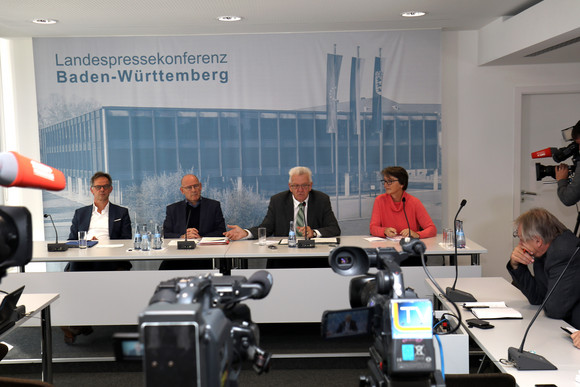 Pressekonferenz Bericht über Verkehrsministerkonferenz v.l.n.r.: Regierungssprecher Rudi Hoogvliet, Verkehrsminister Winfried Hermann, Ministerpräsident Winfried Kretschmann und die LPK-Vorsitzende Barbara Schlegel
