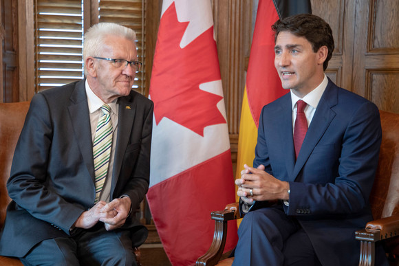 Delegationreise Kretschmann reist nach Kalifornien und Ontario Ministerpräsident Winfried Kretschmann (l.) im Gespräch mit dem kanadischen Premierminister Justin Trudeau (r.) in Ottawa (Bild: Staatsministerium Baden-Württemberg)