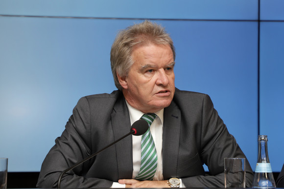 Pressekonferenz Kabinett beschließt Eckpunktepapier zum Volksbegehren Umweltminister Franz Untersteller bei der Regierungspressekonferenz (Bild: Staatsministerium Baden-Württemberg)