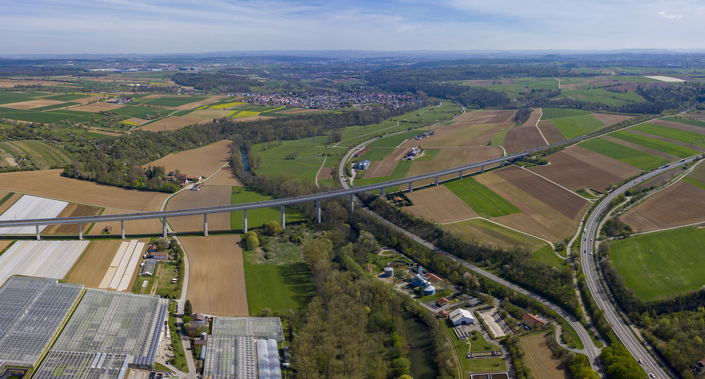 Luftbild der Stadt Oberriexingen mit Bahnstrecke
