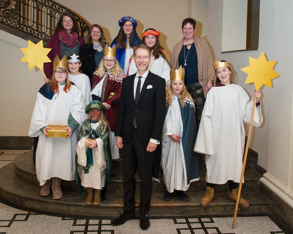 Aktion Dreikönigssingen Kretschmann empfängt Sternsingergruppen Staatssekretär Dr. Florian Stegmann empfängt die Sternsingergruppe der Seelsorgeeinheit Heilig Kreuz, Birkenfeld-Engelsbrand-Neuenbürg-Straubenhardt im Staatsministerium (Bild: Staatsministerium Baden-Württemberg).