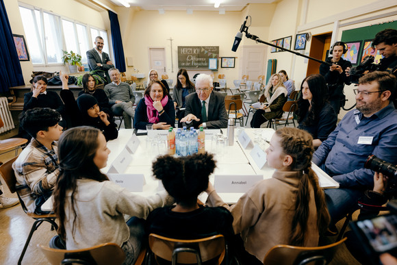 Schulbesuch Austausch zu Bildungsreformen Ministerpräsident Winfried Kretschmann und Kultusministerin Theresa Schopper beim Austausch zu Bildungsreformen an der Pragschule Stuttgart