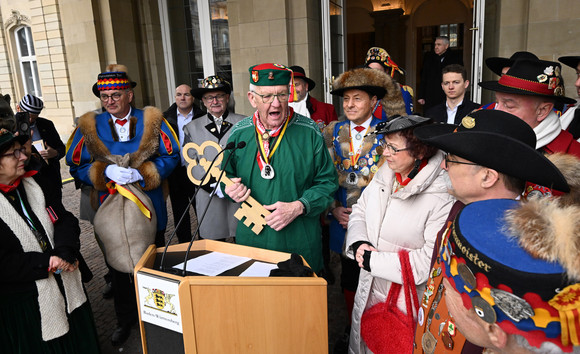 Fastnacht Närrischer Staatsempfang der Landesregierung Ministerpräsident Winfried Kretschmann (Mitte) mit seiner Frau Gerlinde sowie Närrinnen und Narren