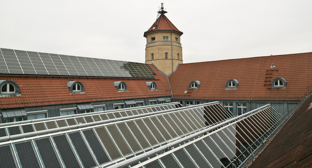 Solaranlage auf den Dächern im Hof des ZKM (Zentrum für Kunst und Medien) in Karlsruhe
