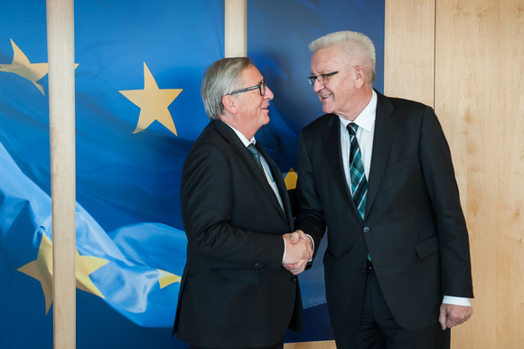 Europa Kretschmann besucht Brüssel Ministerpräsident Winfried Kretschmann (r.) und der Präsident der Europäischen Kommission, Jean-Claude Juncker (l.) (Foto: Vertretung des Landes Baden-Württemberg bei der Europäischen Union/FKPH)