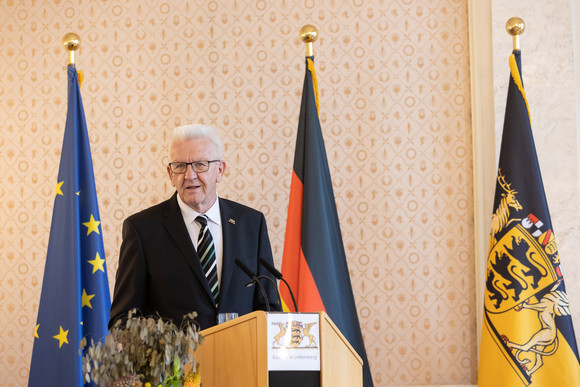 Auszeichnung Verdienstorden des Landes an 26 verdiente Persönlichkeiten Ministerpräsident Winfried Kretschmann bei seiner Ansprache
