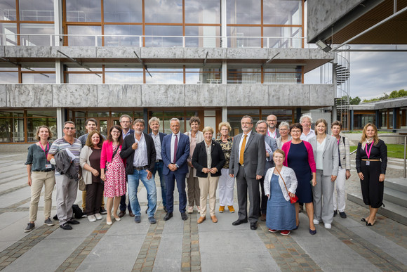 Die Delegation um Ministerin Nicole Razavi MdL vor dem Bundesverfassungsgericht in Karlsruhe