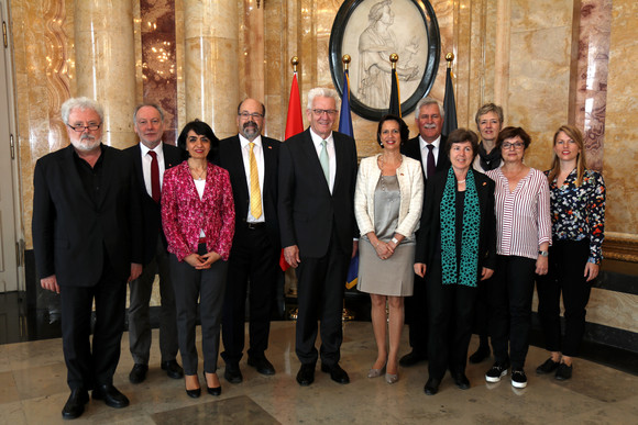 Empfang Besuch von Schweizer Parlamentariern Ministerpräsident Winfried Kretschmann (M.), Landtagspräsidentin Muhterem Aras (3.v.l.) und Staatsminister Klaus-Peter Murawski (l.) mit mit einer Delegation der Deutschen Parlamentarierfreundschaftsgruppe der Schweizer Bundesversammlung