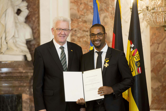 Auszeichnung Verdienstorden des Landes an 22 verdiente Persönlichkeiten Ministerpräsident Winfried Kretschmann (l.) und Cacau (Claudemir Jerônimo Barreto, r.)