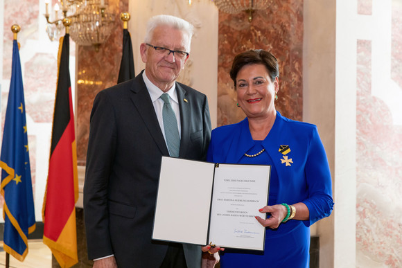 Auszeichnung Verdienstorden des Landes an 18 verdiente Persönlichkeiten Ministerpräsident Winfried Kretschmann (l.) und Martina Feierling-Rombach (r.) (Bild: Staatsministerium Baden-Württemberg)