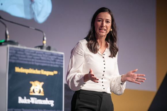 Kongress Source – Medienpolitischer Kongress der Landesregierung Moderatorin Pinar Atalay auf dem Source – Medienpolitischer Kongress der Landesregierung. (Bild: Staatsministerium Baden-Württemberg)