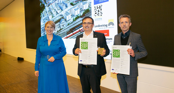 Preisverleihung Flächenrecyclingpreis 2022 mit Staatssekretärin Andrea Lindlohr MdL (l.) an das Projekt Stadtoval Aalen