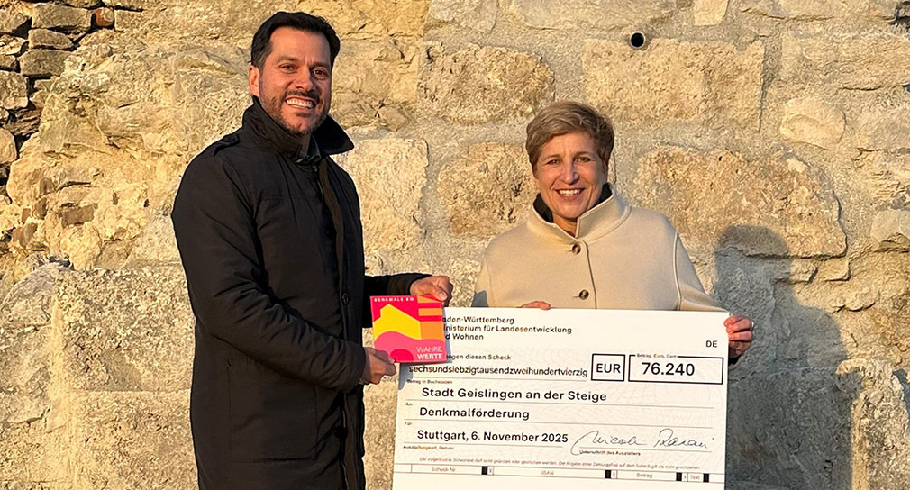 v.l.: Ignazio Ceffalia, Oberbürgermeister der Stadt Geislingen an der Steige, und Ministerin Nicole Razavi MdL