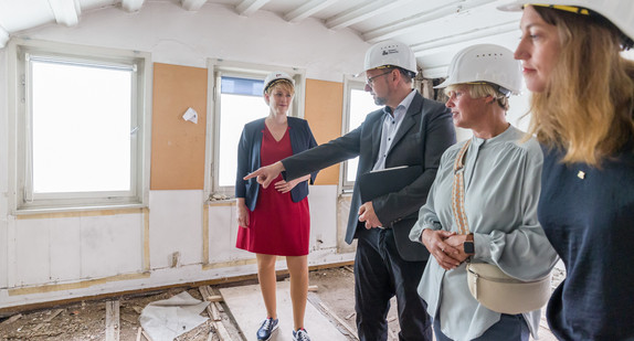 Staatssekretärin Andrea Lindlohr MdL besucht die historische Häuserzeile in der Oberamteistraße in Reutlingen.