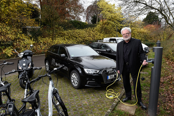 Dienstfahrzeugflotte Staatsministerium setzt auf alternative Antriebe Staatsminister Klaus-Peter Murawski bei der Vorstellung der Dienstfahrzeugflotte mit alternativem Antrieb des Staatsministeriums