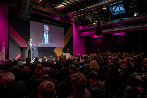 Kongress Source – Medienpolitischer Kongress der Landesregierung Ministerpräsident Winfried Kretschmann bei seiner Rede auf dem Source – Medienpolitischer Kongress der Landesregierung (Bild: Staatsministerium Baden-Württemberg)