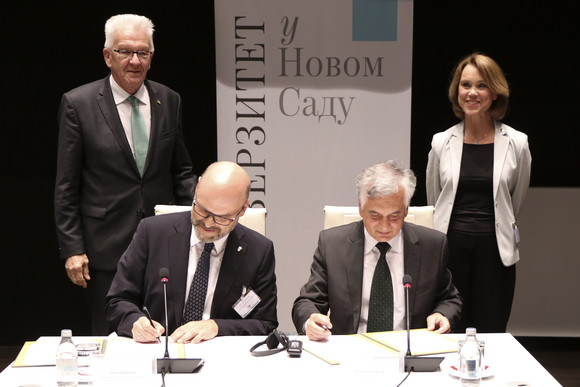 Delegationsreise Kretschmann besucht Südosteuropa v.l.n.r.: Ministerpräsident Winfried Kretschmann, Prof. Dr. Martin Fix (Pädagogische Hochschule Ludwigsburg), Prof. Dr. Dušan Nikolić (Universität Novi Sad) und Staatssekretärin Petra Olschowski in Novi Sad anlässlich der Unterzeichnung eines Memorandum of Unterstanding zwischen der University of Novi Sad und der Pädagogischen Hochschule Ludwigsburg am 17. April 2018 in Novi Sad