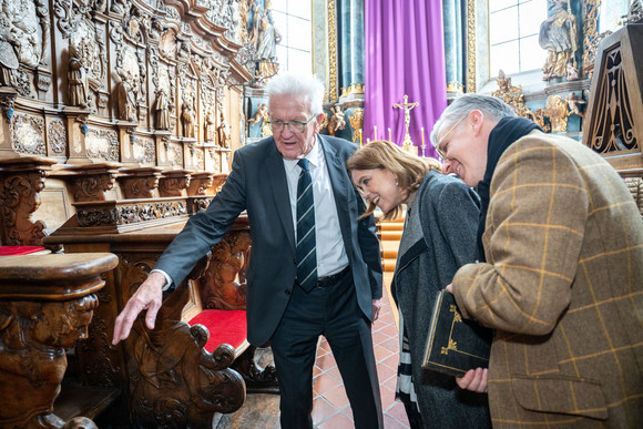 Landesregierung Auswärtige Kabinettssitzung in Bad Schussenried Ministerpräsident Winfried Kretschmann und Kunstministerin Petra Olschowski besichtigen in Bad Schussenried die ehemalige Klosterkirche St. Magnus inklusive Chorgestühl.