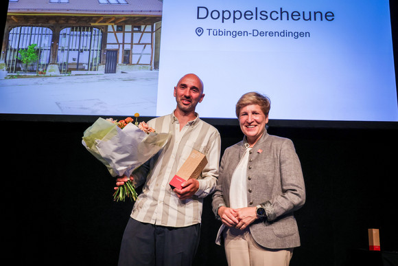 Denkmalpflege Verleihung Innovationspreis „Denkmal – Energie – Zukunft“ Ministerin Nicole Razavi MdL (rechts) überreicht den Innovationspreis für die Sanierung der Zehntscheuer in Karlsdorf-Neuthard an die Bürgerstiftung Karlsdorf-Neuthard.