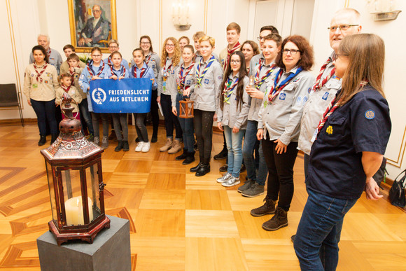 Aktion Pfadfinder übergeben Friedenslicht Eine Delegation von Pfadfinderinnen und Pfadfindern anlässlich der Übergabe des diesjährigen Friedenslichts. (Bild: Staatsministerim Baden-Württemberg)