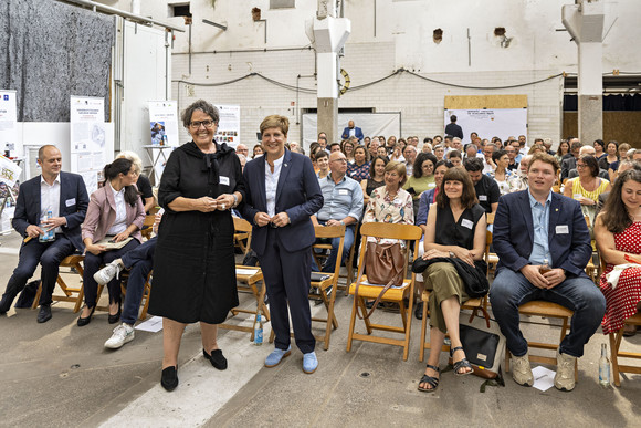 Sibylle Schüssler, Bürgermeisterin für Planen, Bauen, Umwelt und Kultur der Stadt Pforzheim (links), und Nicole Razavi MdL, Ministerin für Landesentwicklung und Wohnen Baden-Württemberg